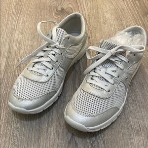 Silver tennis shoes 👟 SZ. 10 women
